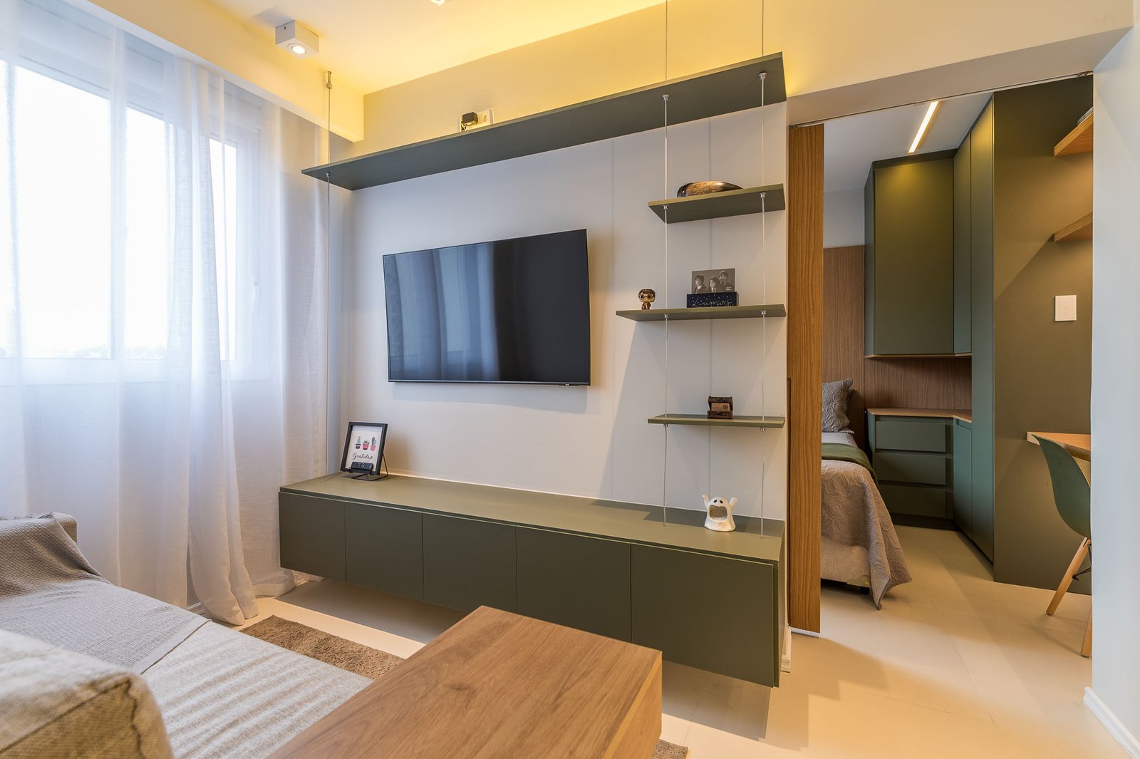 Detalhes amadeirados de alto padrão e sistema de iluminação inteligente no apartamento Lumos