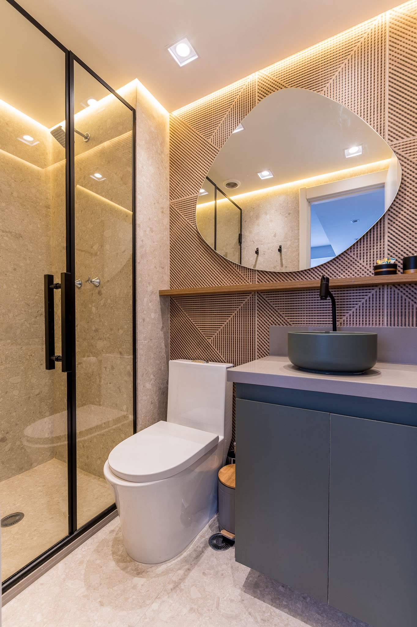 Banheiro com acabamento de alto padrão e decoração moderna em apartamento mobiliado na Chácara Santo Antônio, Zona Sul de SP.