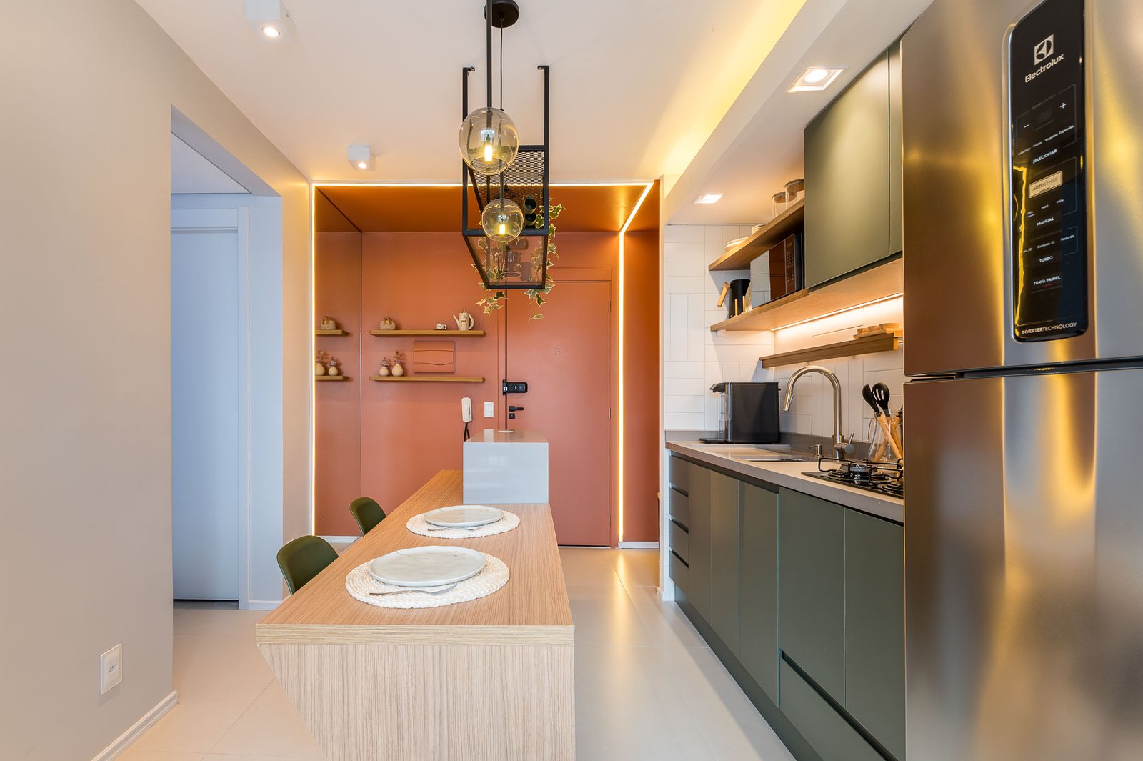 Cozinha gourmet planejada e mobiliada em apartamento para alugar na Chácara Santo Antônio, com estética Modern Organic.