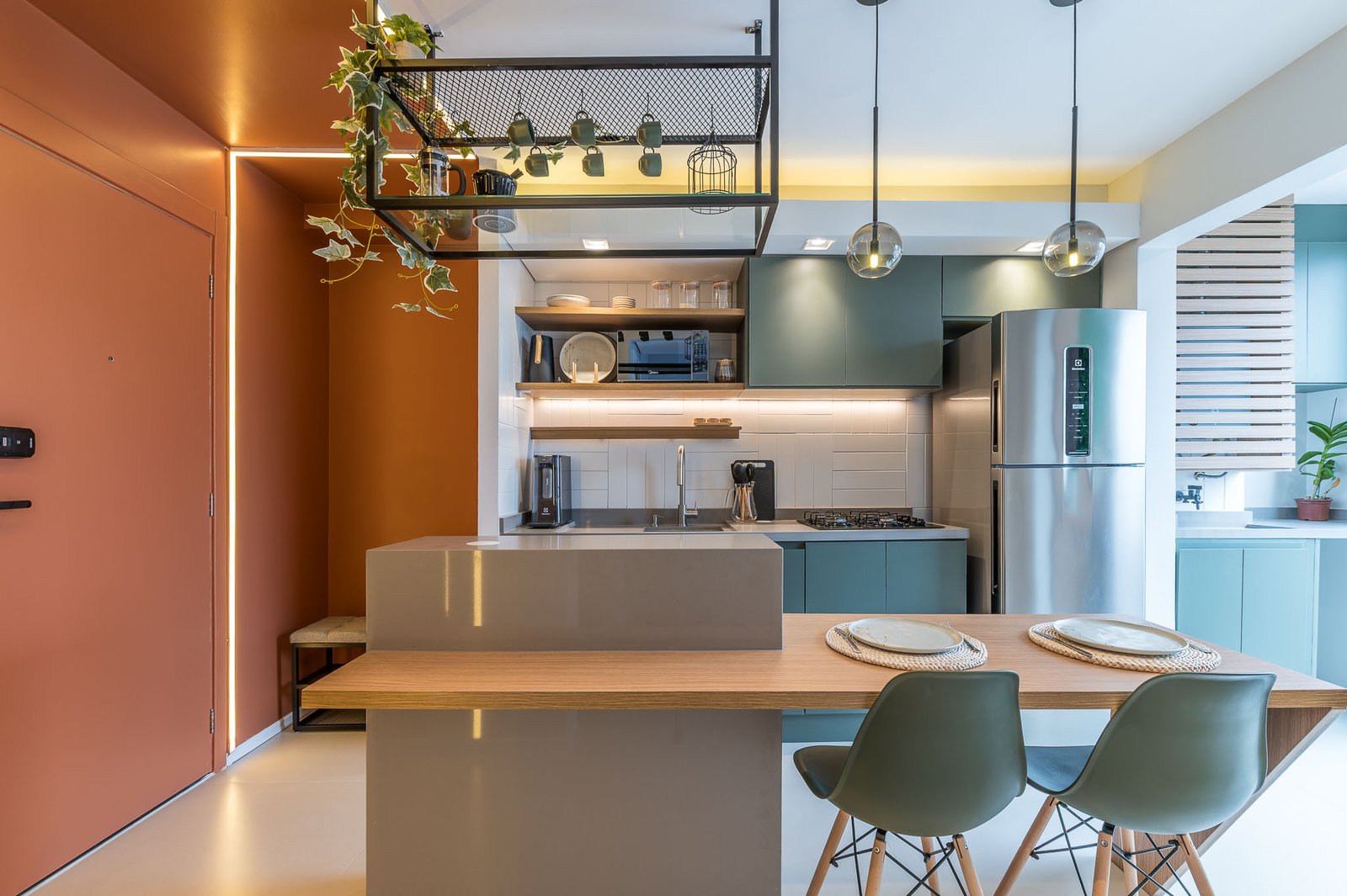 Apartamento para alugar na Chácara Santo Antônio: living integrado e mobiliado com design Modern Organic e decoração moderna.